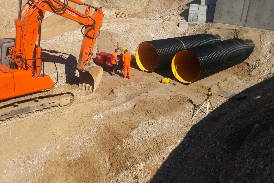 Posa di due condotte PALADEX DN 2000 sotto la Pedemontana Veneta
