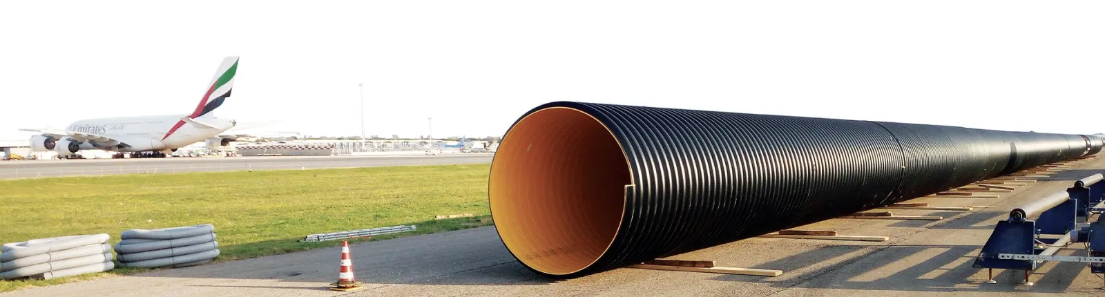 Tubo PALADEX in posa lungo una pista aeroportuale