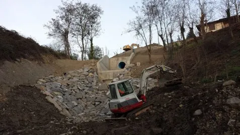 Laying PALADEX DN 1500 pipes on the slope at Lagaro